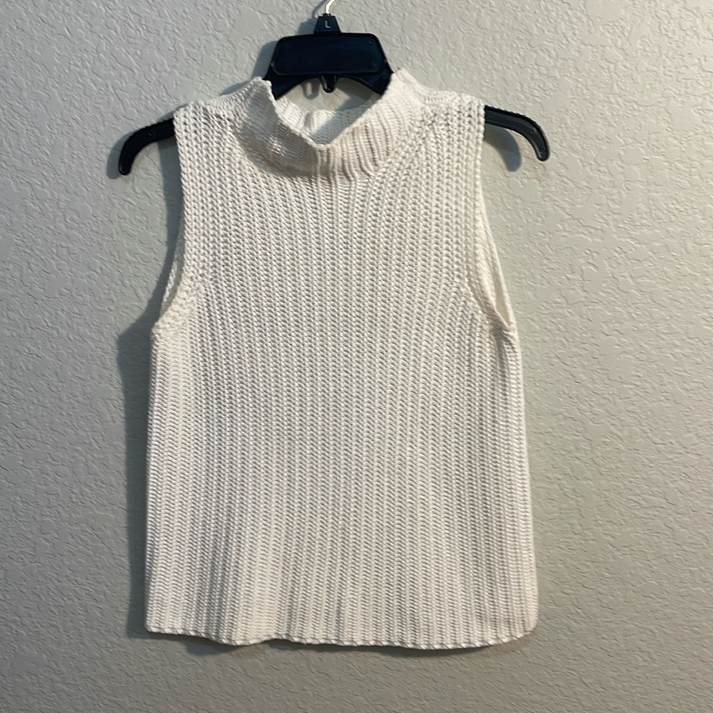 100% cotton white high neck short sleeve pullover size small